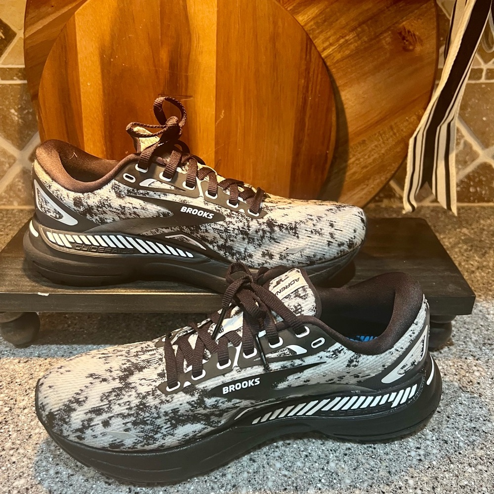 Brooks Women Adrenalines GTS - Size 9